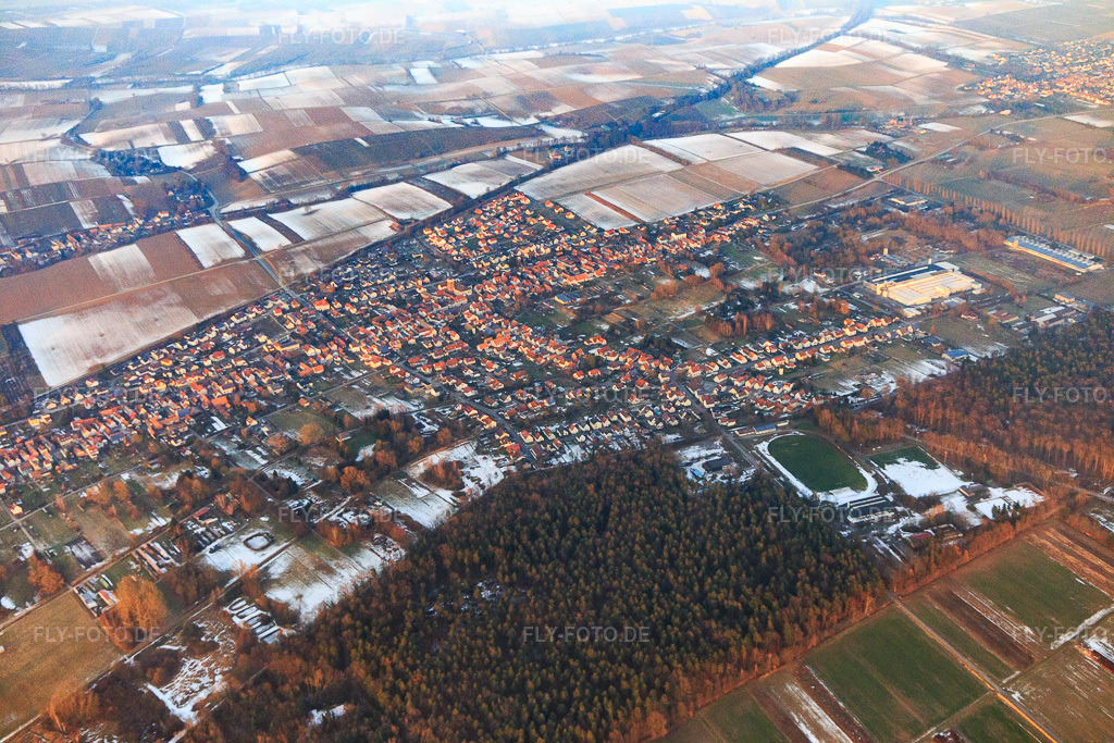Luftbild: Dorfansicht aus Südwesten im Winter bei Schnee im Ortsteil Schaidt in Wörth im Bundesland Rheinland-Pfalz in Deutschland. Foto: IMG_096380.jpg vom 21.01.2017 durch Werner Riehm/FLY-FOTO.de