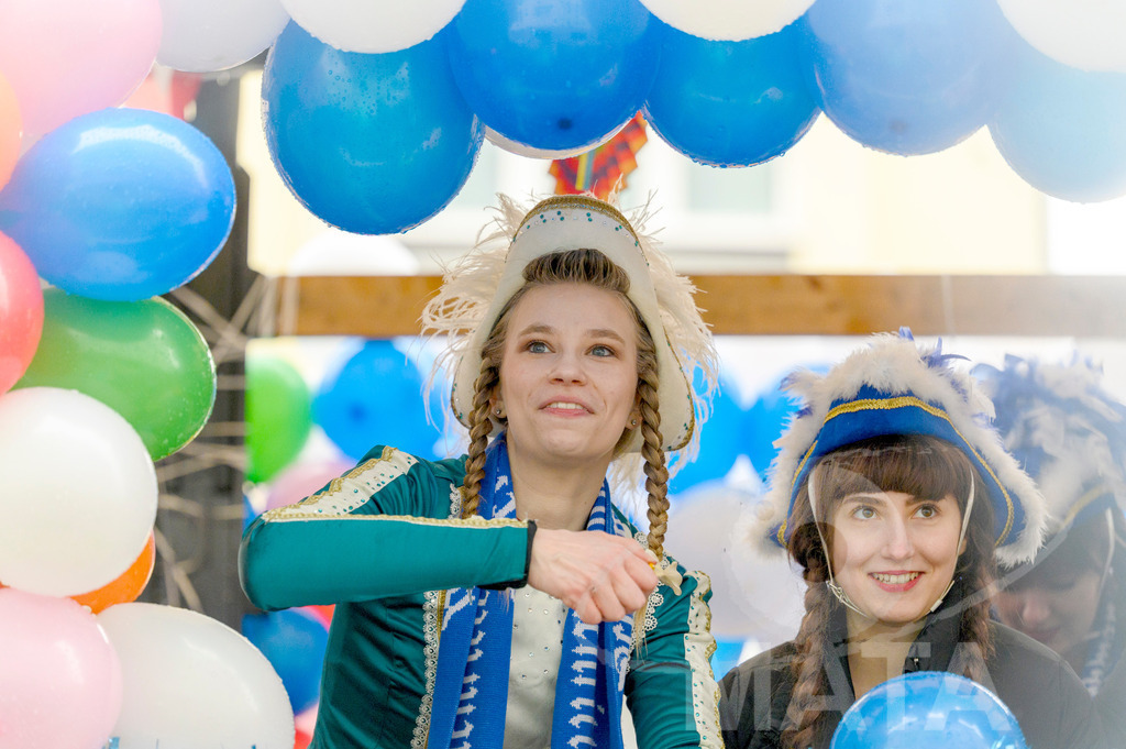 _DWA2448 | Trotz Nieselregen schlängelte sich der „Gaudiwurm“ am Sonntag durch die Nürnberger Innenstadt an tausenden Faschingsfans vorbei.  Nürnberg, 11.02.2024 - Realisiert mit Pictrs.com