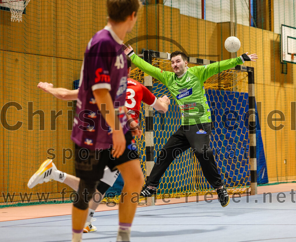 2024-10-20_113_SpVgg_Altenerding_II_gegen_TSV_Taufkirchen-Vils | Erding, Deutschland, 20.10.2024:Handball, Bezirksliga Männer Ost 2024 / 2025, 3. Spieltag, SpVgg Altenerding II gegen TSV Taufkirchen/Vils, Endergebnis: 15:20Tobias Huber (TSV Taufkirchen/Vils, #13), Torwart Otto Donaubauer (SpVgg Altenerding, #1)Foto: Christian Riedel / fotografie-riedel.net
