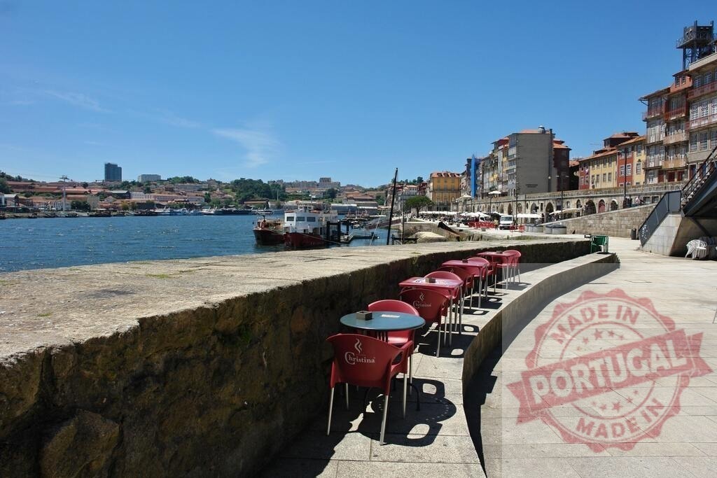 Ribeira district waterfront cafes on Douro river in Porto Portugal | Empty cafe tables and chairs along the Douro river waterfront in Porto, Portugal - Realisiert mit Pictrs.com