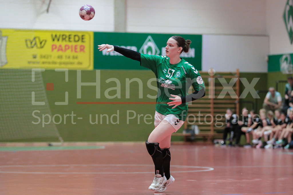 Handball, 2. Bundesliga Frauen, SV Werder Bremen - TuS Lintfort | v.li.: Alina Defayay (SV Werder Bremen, 57) am Ball, Spielszene, Aktion, Action