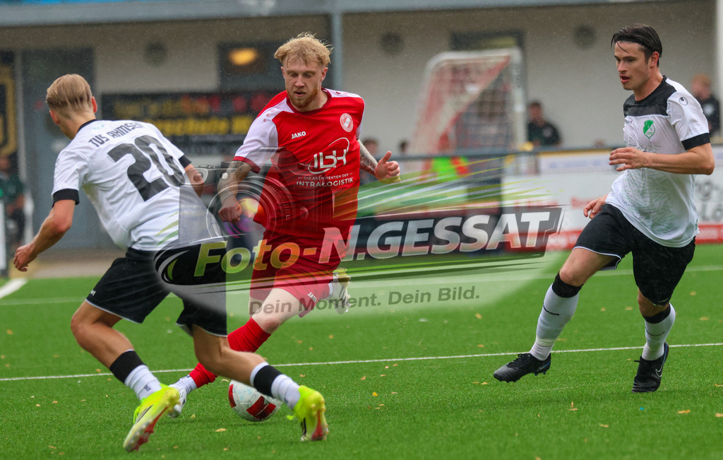 FC RW Kirchlengern - Post TSV Detmold | Auf dem Bild zu sehen: Rot FC RW Kirchlengern: Jan Luka Kollmeier ; weiß TuS Ahmsen v.l.: Jannik Müntener, Noah Wolf FC RW Kirchlengern, TuS Ahmsen, Saison 26/27, Testspiel, Deutschland - Realisiert mit Pictrs.com