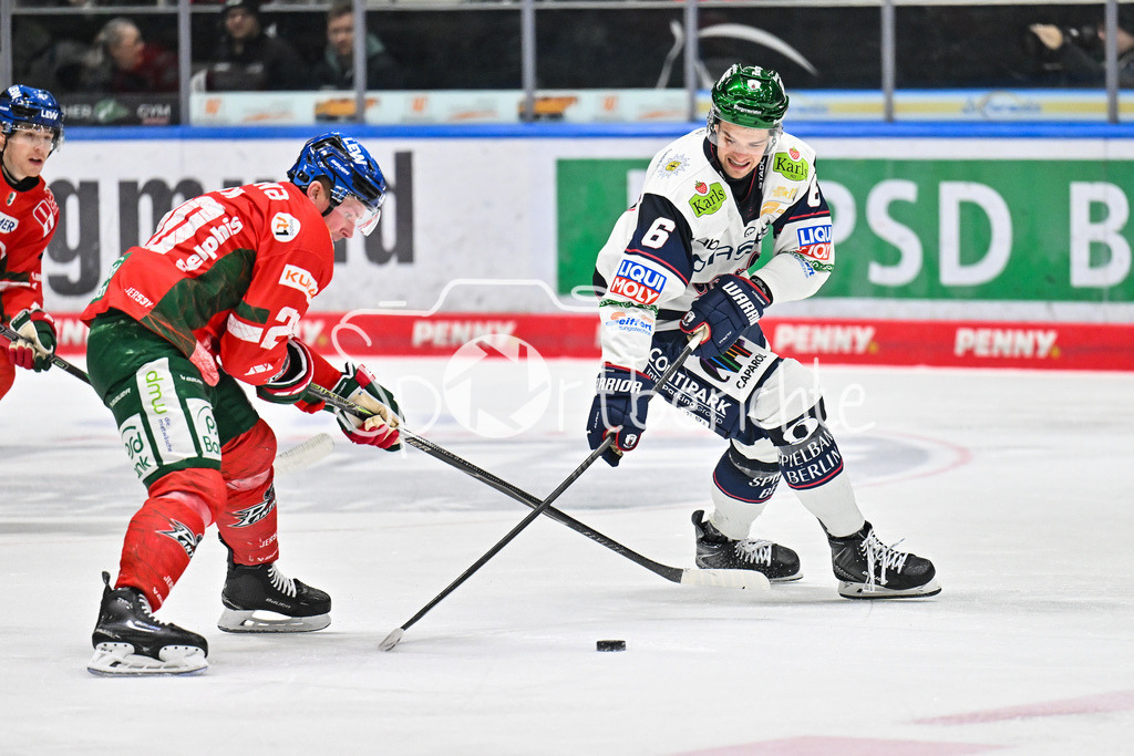 Augsburger Panther - Eisbären Berlin | AUGSBURG, GERMANY - 27. JANUARY: im Duell Cody KUNYK (Augsburger Panther 20) und Kai WISSMANN (Eisbären Berlin 6) während dem Match zwischen den Augsburger Panthern und den Fischtown Pinguins am 43. Spieltag der Penny DEL im Curt Frenzel Stadion