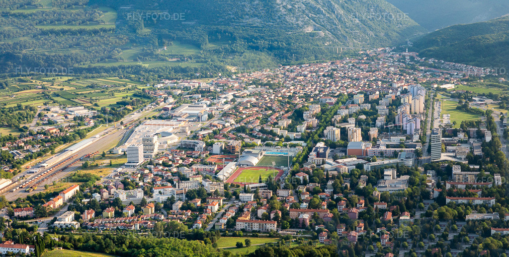 Luftbild: Innenstadt von Süden in Nova Gorica im Bundesland Slowenien in Slowenien. Foto: IMG_137618-Pano.jpg vom 16.07.2023 durch Werner Riehm/FLY-FOTO.deAuflösung des Originals: 8715 x 4410 px