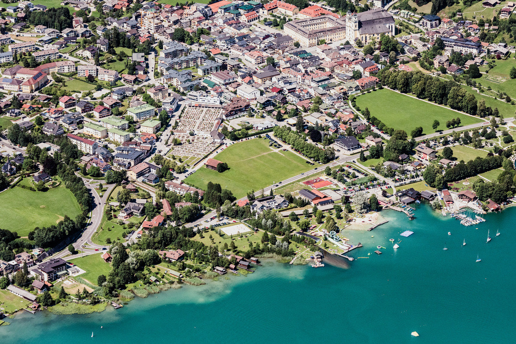 dr__0010323.jpg | MONDSEE 05.07.2017 Dorfkern an den See- Uferbereichen des Mondsee in Mondsee in Oberösterreich, Österreich. // Village on the lake bank areas of Mondsee in Mondsee in Oberoesterreich, Austria. Foto: Daniel Reiter