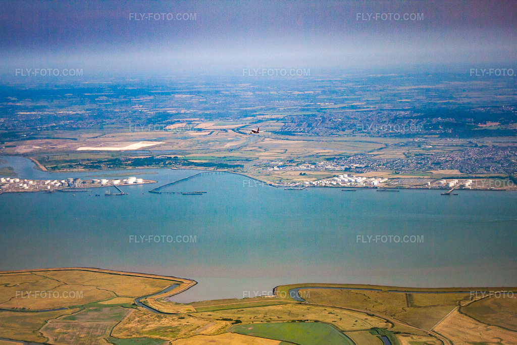 Aerial view: Airy encounter with EasyJet below me in High Halstow in the state England, Great Britain. – Photo: IMG_58638.jpg taken on 07/18/2013 by Werner Riehm/FLY-FOTO.com – Resolution of the original: 4410 x 2940 px