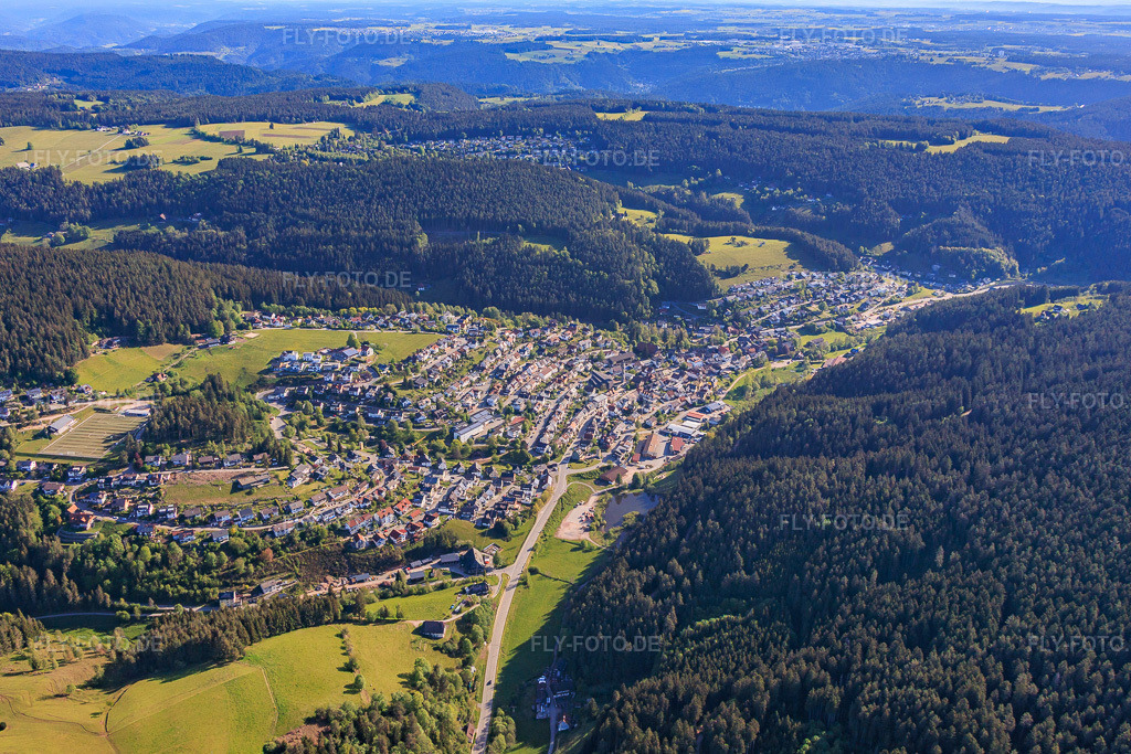 Luftbild: Ortsansicht im Schiltach-Tal aus Süden im Ortsteil Tennenbronn in Schramberg im Bundesland Baden-Württemberg in Deutschland.Foto: IMG_156318.jpg vom 17.05.2026 durch Werner Riehm/FLY-FOTO.deAuflösung des Originals: 5709 x 3806 px