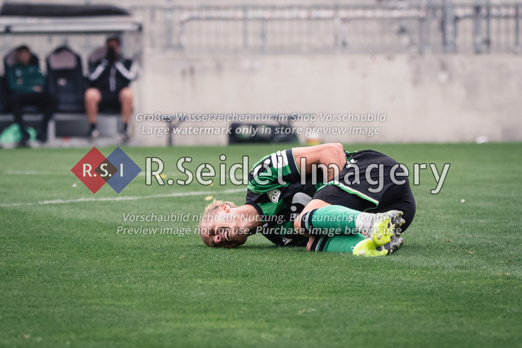 RS-1-050857 | Tom Ludovic Jean-Baptiste Moustier (#27, Hannover) liegt am Boden und hält sich den Oberschenkel, nachdem 2 Hamburger ihn in die Zange genommen haben.
