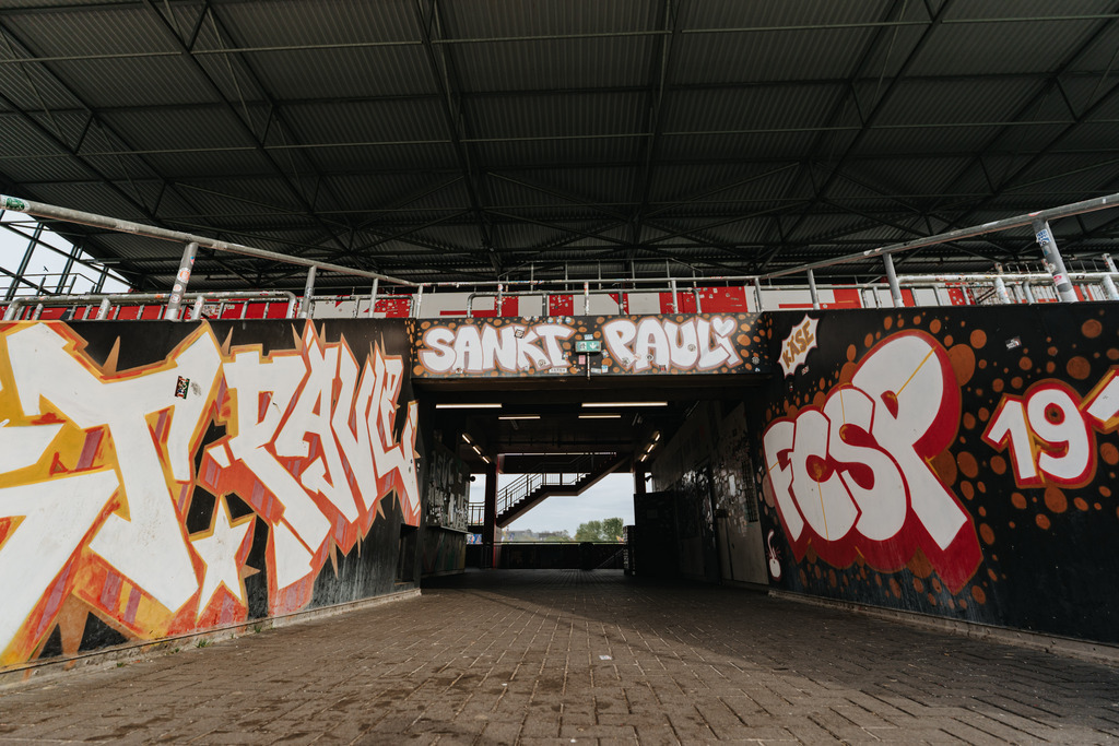 FCS01780 | Der offizielle Shop für FC St. Pauli Fotos. Wähle aus Spielszenen & Fanmomenten dein FCSP Wunschformat. Wir liefern Millerntor-Atmosphäre.