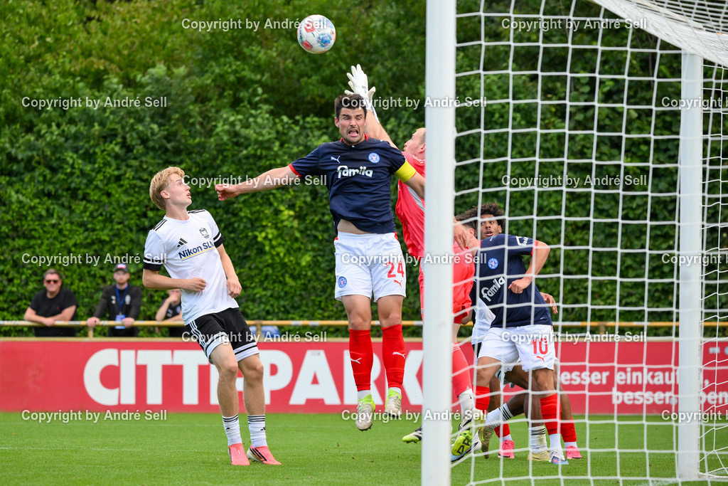 Holstein Kiel II vs 1. FC Phönix Lübeck II | Malte Petersen (Holstein #24) vs Niklas Bäskow (Phönix #12) / Fußball-Oberliga Männer 2026/2027 / Holstein Kiel II vs 1. FC Phönix Lübeck II / Citti Fussball Park - Projensdorf / Kiel / 08.08.26 - Realisiert mit Pictrs.com
