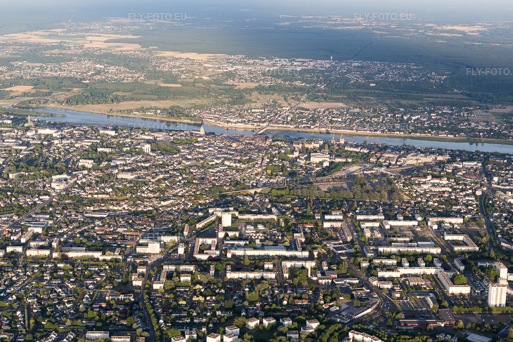 Vue aérienne: Vue de la ville à Blois dans le département Loir et Cher, France. Photo: IMG_101028.jpg prise le 23/06/2017 par Werner Riehm/FLY-FOTO.euRésolution de l'original: 5472 x 3648 px