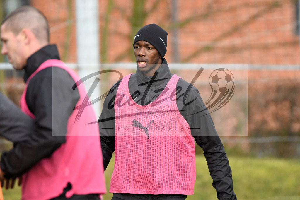 20200130_TRAOSN_0076 | Fußball, Herren: Assan Ceesay (VfL Osnabrueck) schaut waehrend der Trainingseinheit des VfL Osnabrueck im Sportpark Illoshoehe am 30.01.2020 in Osnabrueck, Deutschland. - Realisiert mit Pictrs.com