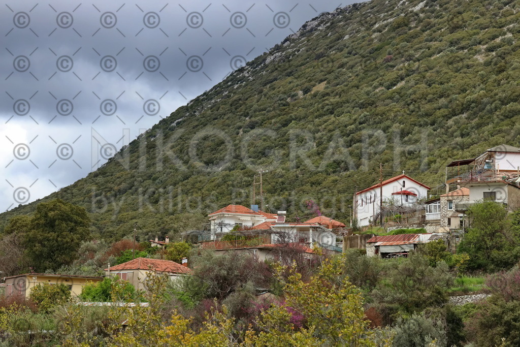 Kato Paleokklisi | Das Dorf Kato Palaiokklision (Káto Palaiokklísion) liegt in der Präfektur Thesprotia (Θεσπρωτία) der Region Epirus (Ήπειρος) im Nordwesten Griechenlands. Laut Zensus 2011 hat Kato Palaiokklisi rund 50 Einwohner. Kato Palaiokklisi gehört der Gemeinde Filiates an.