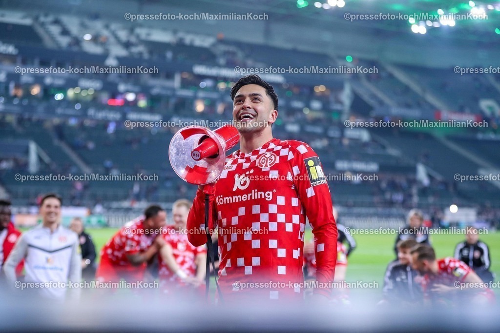 BMG07032501117 | 07.03.2025, Fußball, Borussia Mönchengladbach - 1.FSV Mainz 05, 1. Fußball Bundesliga, Borussia-Park, Saison 2024 2025: Torjubel nach dem 3:1 Sieg. Die Mainzer Mannschaft steht jubelnd auf dem Spielfeld und feiert den Erfolg gegen Mönchengladbach. Nadiem Amiri (Mainz05 #18) jubelnd mit dem MegaphoneDFB regulations prohibit any use of photographs as image sequences and or quasi-video.