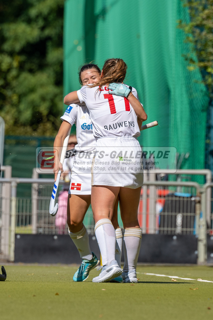 SFE_20220903_0163 | Emma Boermanns ( Rot-Weiss Köln #33 ) Nike Lorenz ( Rot-Weiss Köln #11 )  ; 1. Bundesliga Hockey Herren Rot-Weiss Köln - Bremer HC am 03.09.2022 in Köln (KTHC Stadion Rot-Weiss Köln Tennis and Hockey Club), Photo: Stephan Fehrmann 2022 (Sports-Gallery)