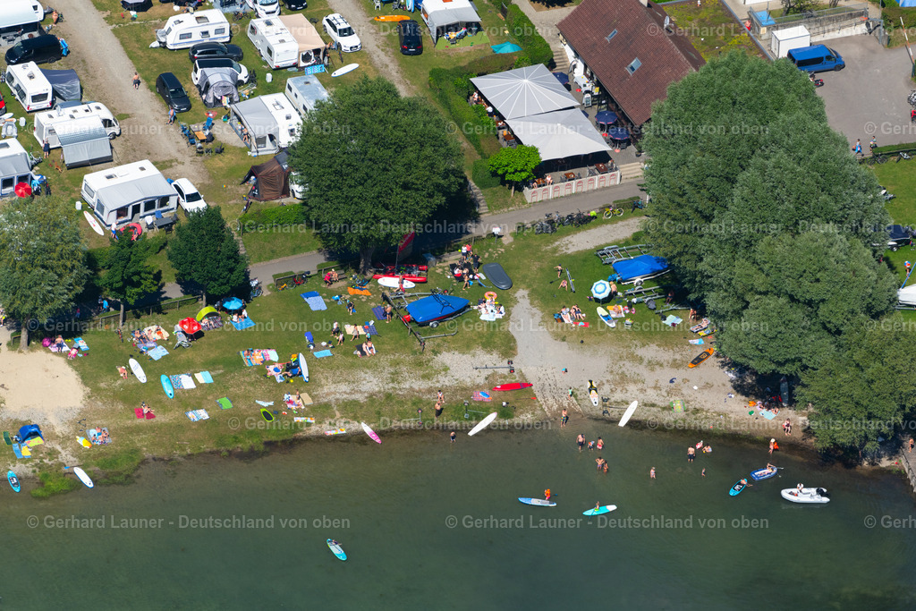 4031898 | UHLDINGEN-MüHLHOFEN 12.06.2020 Uferbereiche am Sandstrand des Freibades am Campingplatz "Camping Birnau-Maurach" in Uhldingen-Mühlhofen am Bodensee im Bundesland Baden-Württemberg, Deutschland. // Sandy beach areas at the campsite "Camping Birnau-Maurach" in Uhldingen-Muehlhofen at Bodensee in the state Baden-Wuerttemberg, Germany. Foto: Gerhard Launer