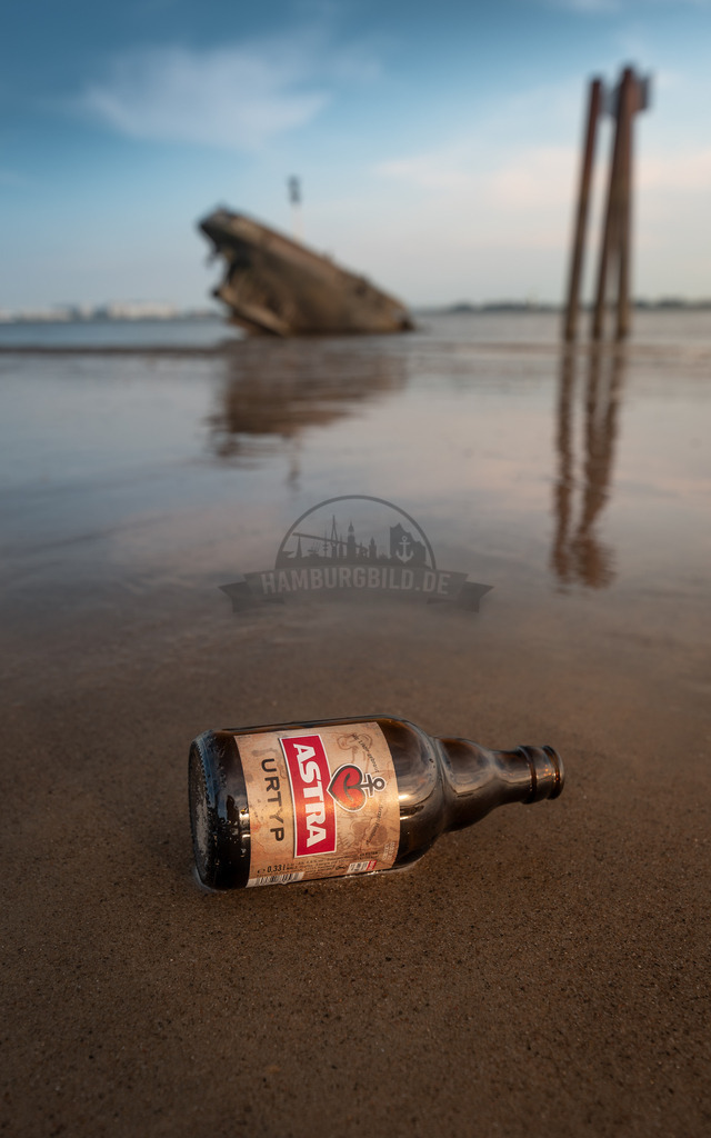 Astra Bottle Elbstrand HH | Exklusive Hamburg collagen, tolle Segelbilder und viele weitere tolle Motive auf Leinwand, Poster, Alu-Dibond, u.v.m. findet Ihr bei uns auf hamburgbild.de. Findet Euer Wandbild für Euer Zuhause, Büro oder die  Praxis…. - Realisiert mit Pictrs.com
