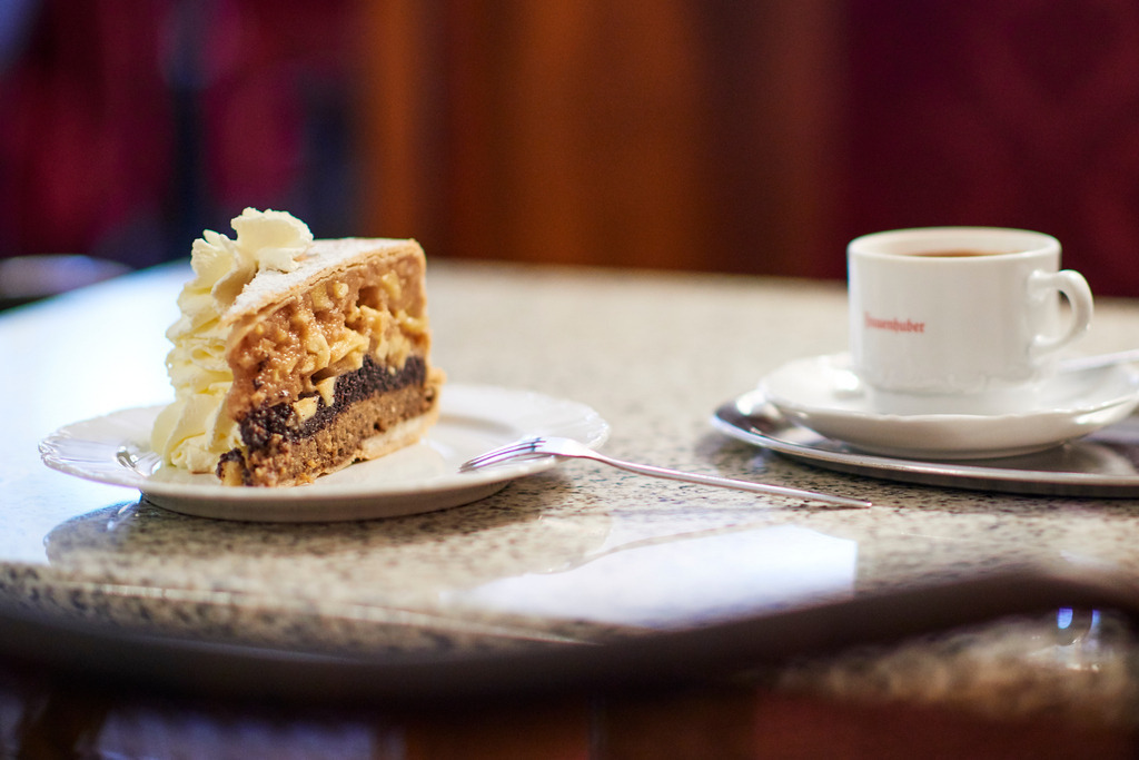 Cafe Frauenhuber, Haustorte mit Schlagsahne und Melange | Wien, Austria - August 23, 2017: Cafe Frauenhuber, Haustorte mit Schlagsahne und Melange. - Realisiert mit Pictrs.com
