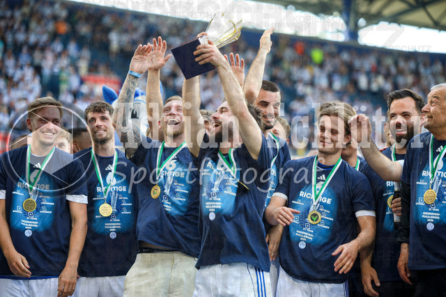 23.05.2026, GER, Fussball, Herren, Niederrheinpokal Finale, Saison 2025/2026, SC St. Tönis - MSV Duisburg | Can Coskun (MSV Duisburg) hält den Niederrhein Pokal