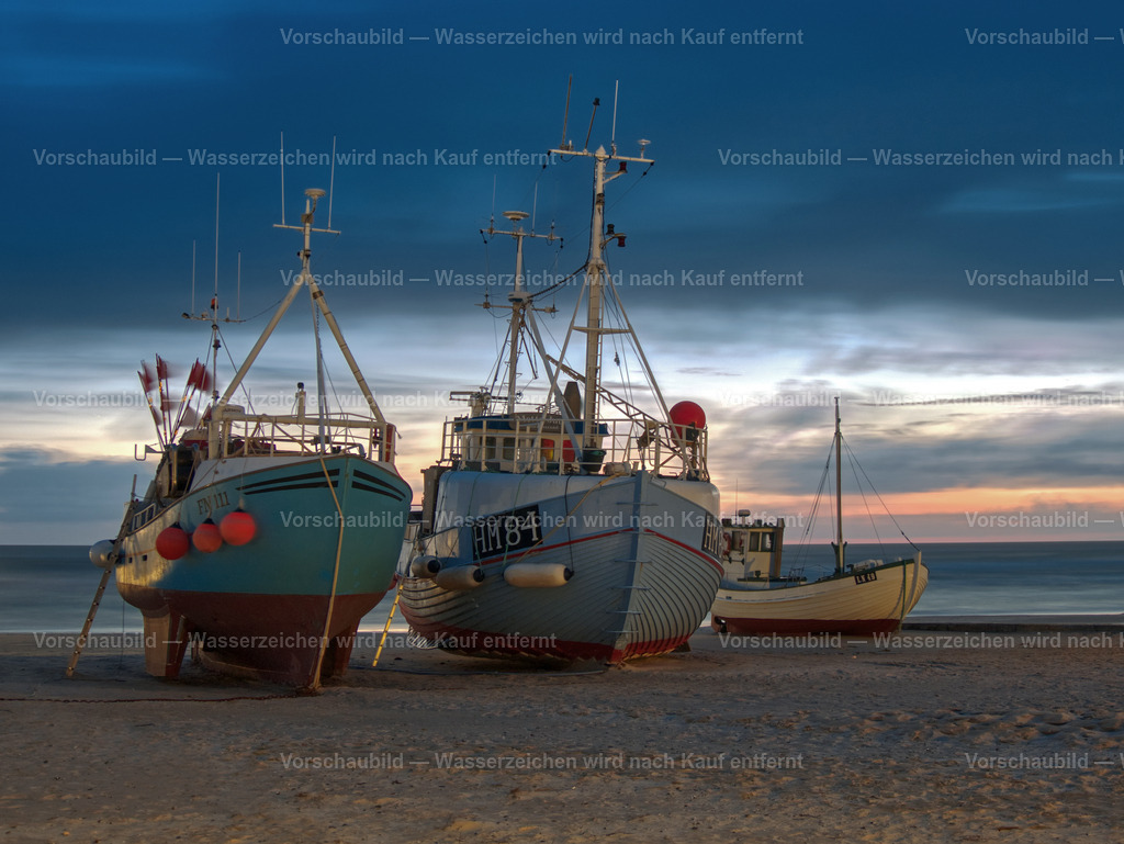 Blaue Stunde über den Fischerbooten am Strand von Løkken. | Wunderschöne Lichtstimmung zum Sonnenuntergang am Strand von Løkken. Die Fischerboote auf dem Sand passen perfekt zur Jammerbucht in Dänemark