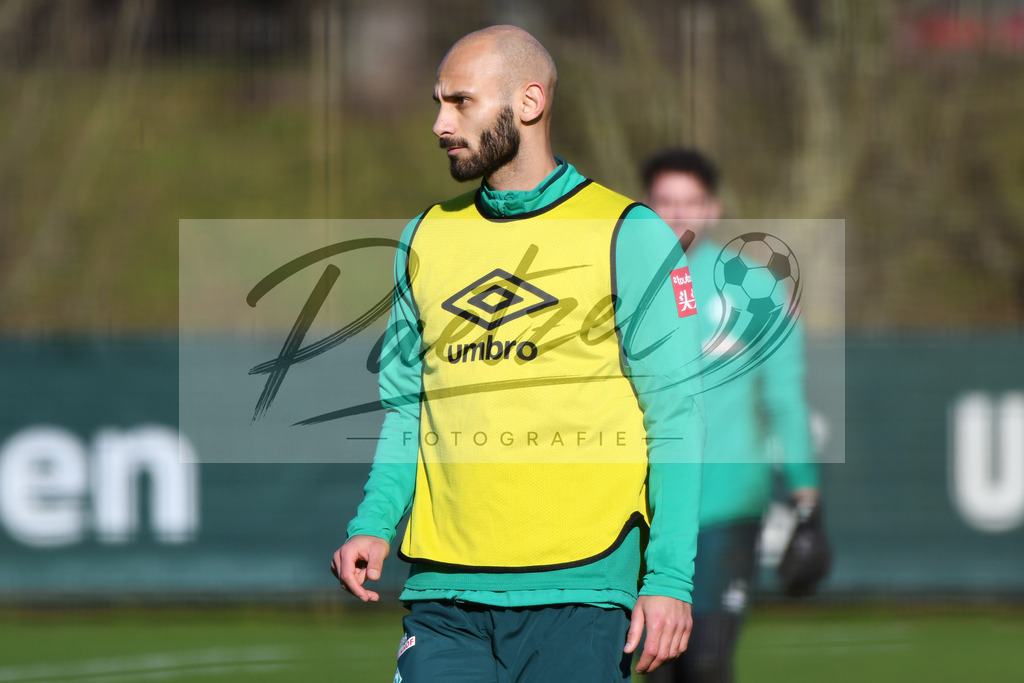 20200205_TRASVW_0061 | Fußball, Herren: Oemer Toprak (SV Werder Bremen)&nbsp; schaut waehrend der Trainingseinheit des SV Werder Bremen im Wohninvest Weserstadion am 05.02.2020 in Bremen, Deutschland. - Realisiert mit Pictrs.com