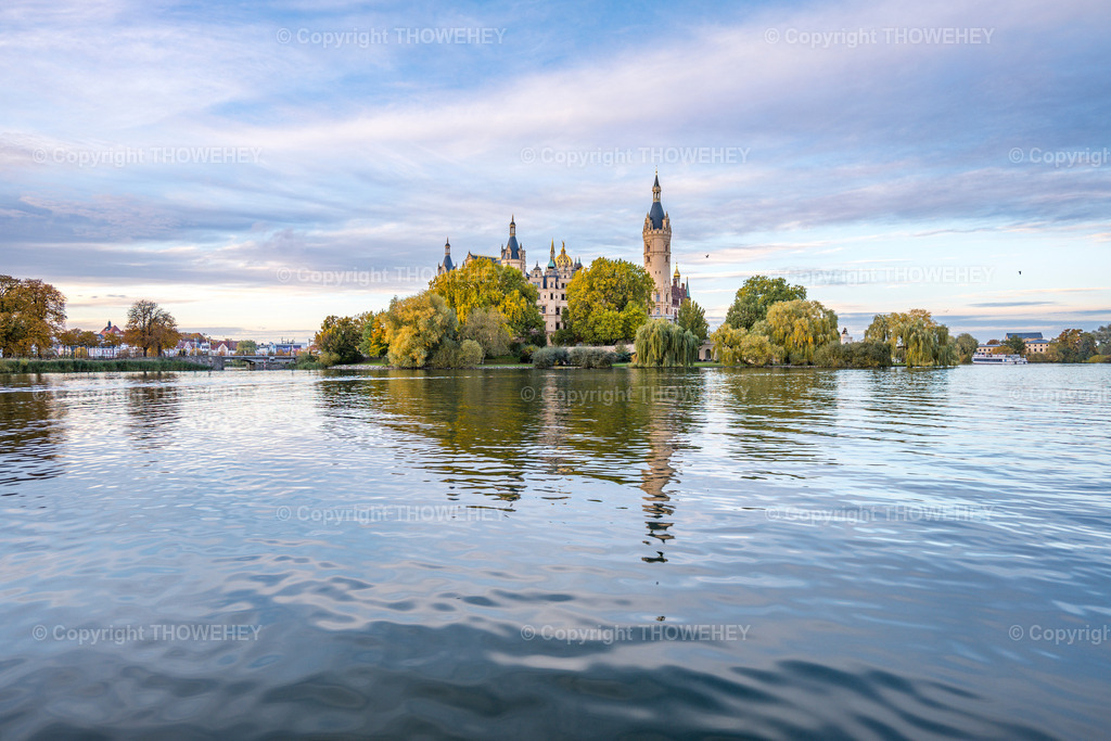 Märchenschloß im Herbst | Das Schweriner Schloß vom Wasser aus.  - Realisiert mit Pictrs.com