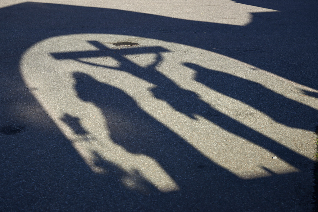 Schatten des Kriegerdenkmals | Schwarzenberg, Austria - August 04, 2014: Schatten des Kriegerdenkmals vor der Kirche Kirche Hl. Dreifaltigkeit. - Realisiert mit Pictrs.com