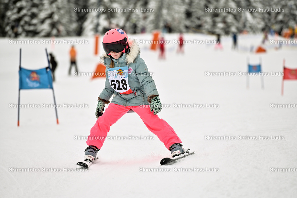 SRF_20.02.2026_0439 | Skirennfotos,Serfaus,Fiss,Ladis,Kinderskirennen,Winter,Tirol,Oberland,skirace,SFL,feelfree,weil wir's genießen,ski,Ski,skifahren,Sonnenplateau, - Realisiert mit Pictrs.com