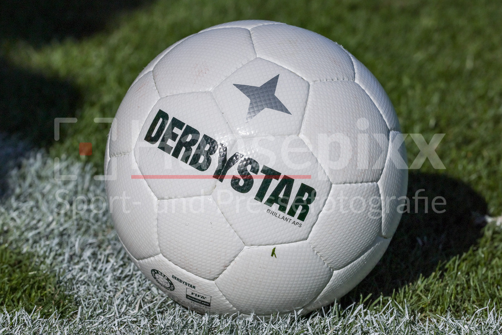 Fussball, Regionalliga Nord, SV Werder Bremen II - Hamburger SV II | v.li: Der Spielball liegt auf dem Spielfeld, Rasen, Regionalliga, Derbystar, Brillant APS, Symbolfoto, Symbol, Symbolbild Fussball, Fußball, Ball, offizieller Spielball der Regionalliga Nord