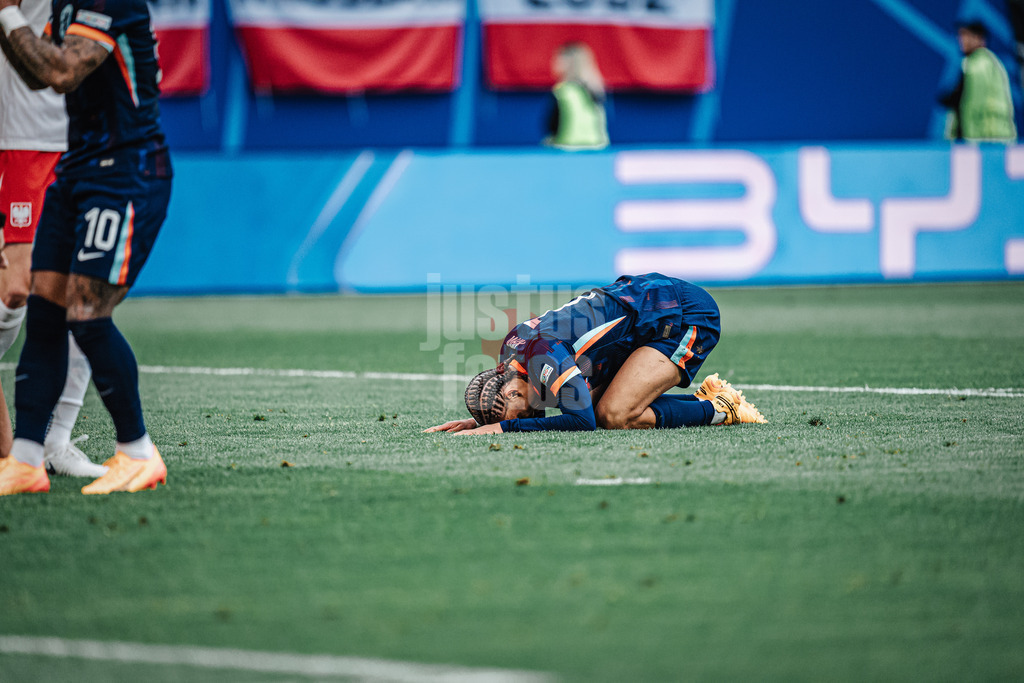 Fußball | Herren | UEFA-Fußball-Europameisterschaft 2024 | Gruppe D | Polen vs. Niederlande | 16.06.2024 | Xavi Simons (#7, Niederlande) ärgert sich frustriert am Boden
