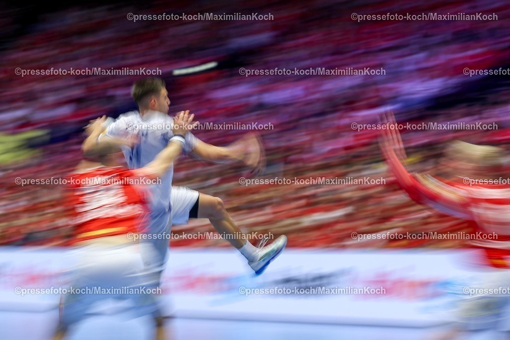 EHF20012602031 | 20.01.2026, Handball, Men's EHF EURO 2026, Dänemark - Portugal, Jyske Bank Boxen in Herning, Dänemark, Preliminary Round: Dynamic Feature of players fighting for the ball on the field.  Francisco Mota Costa (Portugal #26) 