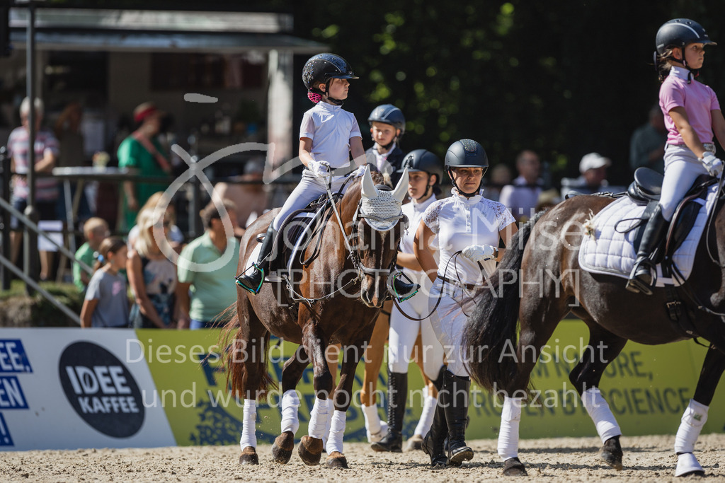 230910_OWLCh_Führzügel-121 | Deine schönsten Turniermomente als professionelle Fotos! Entdecke hochwertige Pferdesport-Fotografie im Online-Shop. Jetzt Fotos finden & bestellen!