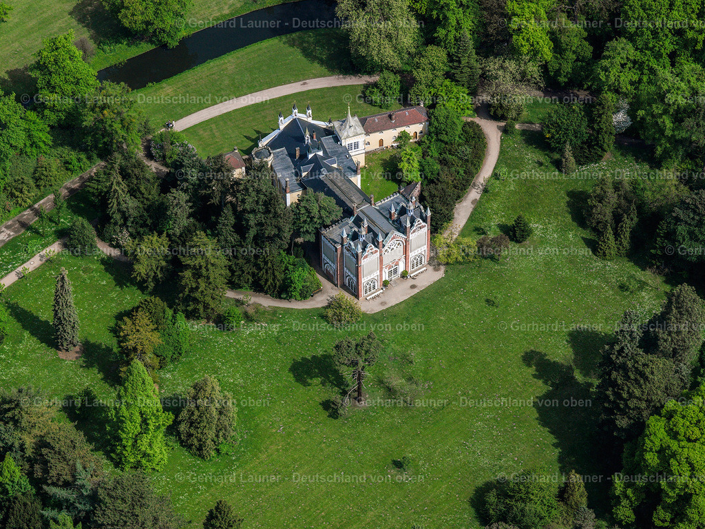 2522037 | ORANIENBAUM-WöRLITZ 2005 Gotisches Haus in Schochs Garten im Wörlitzer Park in Wörlitz in Sachsen-Anhalt. Seit November 2000 ist das Gartenreich Dessau-Wörlitz auf der Welterbeliste der UNESCO. // Gothic House in Schoch's garden in Woerlitzer Park in Woerlitz in Saxony-Anhalt. Foto: Gerhard Launer