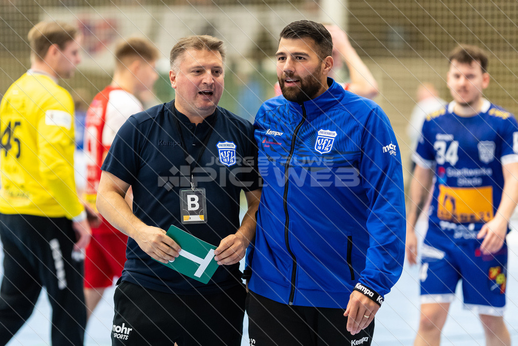 20251011_Picselweb-Fotografie_2R3_3599 | Matthias Steinkamp (Trainer, VfL Fredenbeck), Kevin Herbst - Realisiert mit Pictrs.com