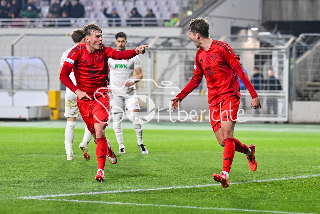 FC Bayern Amateure - FC Augsburg II | Jubel der kleinen Bayern nach dem Treffer zum 1-1 durch Gabriel MARUSIC (FC Bayern München II #5) / Tor / Torschuetze / Freude / Happy / Regionalliga Bayern: FC Bayern Muenchen II - FC Augsburg II, Gruenwalder Stadion am 14.03.2025