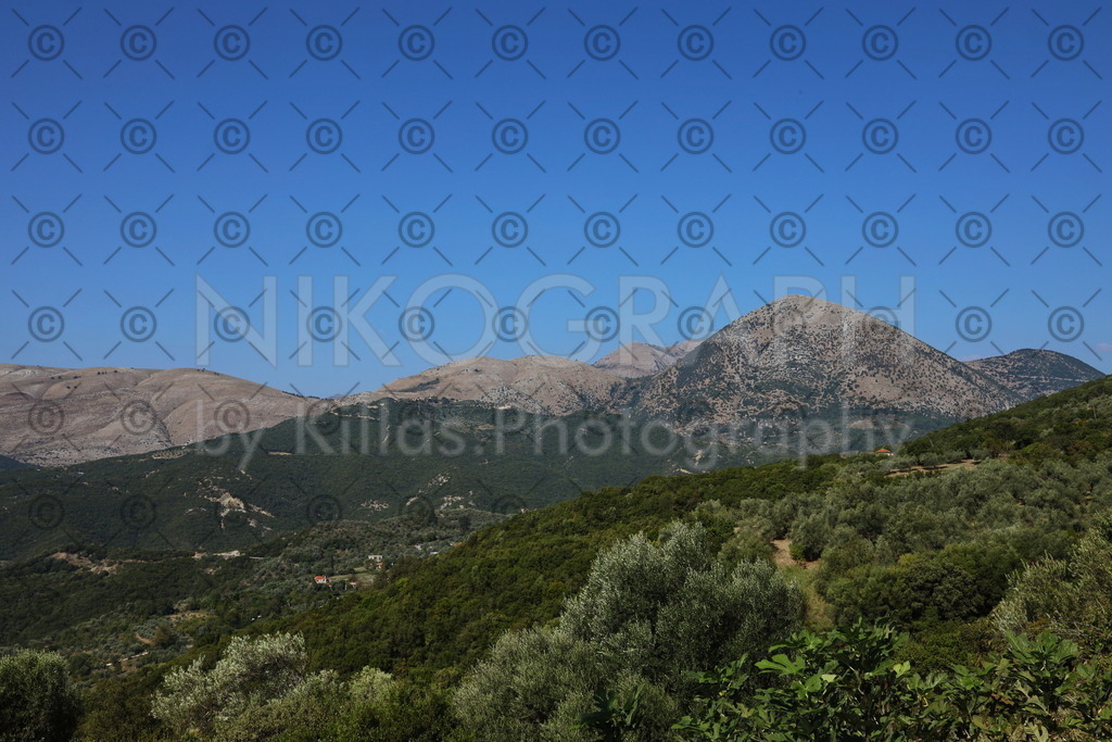 Berg und Tal | Berg und Tallandschaft im Nordwesten von Griechenland, bei Kato Paleokklisi. Das Dorf Kato Palaiokklision (Κάτω Παλαιοκκλήσι) liegt in der Präfektur Thesprotia (Θεσπρωτία) der Region Epirus (Ήπειρος) im Nordwesten Griechenlands. Laut Zensus 2011 hat Kato Palaiokklisi rund 50 Einwohner. Kato Palaiokklisi gehört der Gemeinde Filiates an.