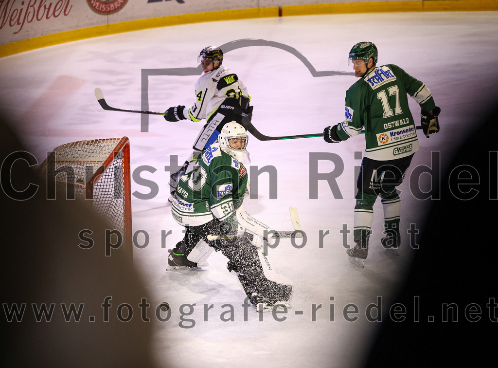 2024-02-02_070_TSV_Erding_gegen_ERSC_Amberg | Erding, Deutschland, 02.02.2024:
Eishockey, Bayernliga Vorrunde 2023 / 2024, 30. Spieltag, TSV Erding gegen ERSC Amberg, Endergebnis: 1:0

Torwart Patrick Mayer (Erding Gladiators, #30), Brendan Walkom (ERSC Amberg, #94), Elia Ostwald (Erding Gladiators, #17)

Foto: Christian Riedel / fotografie-riedel.net