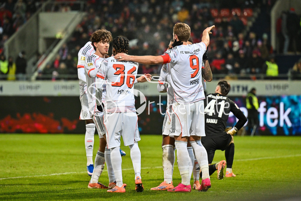 1. FC Heidenheim - FC Bayern München | HEIDENHEIM, GERMANY - 21. DECEMBER: Jubel der Bayern nach dem Treffer zum 0-4 durch Harry KANE (FC Bayern Munich 9)  Tor / Torschuetze / Freude / Happy während dem Bundesligamatch zwischen dem 1. FC Heidenheim und dem FC Bayern München am 15. Spieltag in der Voith-Arena / DFL REGULATIONS PROHIBIT ANY USE OF PHOTOGRAPHS AS IMAGE SEQUENCES AND/OR QUASI-VIDEO