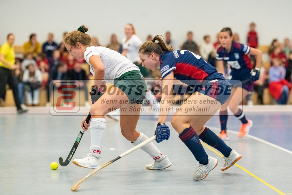 HK_20230107_102208 | 1. Bundesliga ( Halle ) Damen Düsseldorfer HC -  Crefelder HTC am 7.1.2023 Düsseldorfer HC, Düsseldorf , Elisa Gräve ( Düsseldorfer HC #26 ) , Schneider Johanna ( Crefelder HTC #14 )