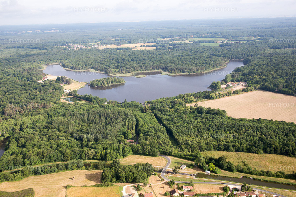 Vue aérienne: Vue de la ville à Combreux dans le département Loiret, France. Photo: IMG_082565.jpg prise le 21/06/2015 par Werner Riehm/FLY-FOTO.eu – Résolution de l'original: 5472 x 3648 px