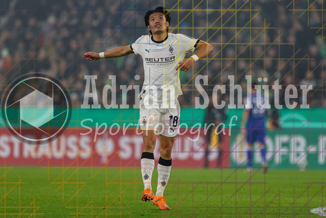 Borussia Mönchengladbach vs Karlsruher SC - DFB-Pokal 2. Runde | Mönchengladbach, Deutschland, 28.10.25:   Shuto Machino (Borussia Mönchengladbach) gestikuliert, Gestik waehrend des Spiels der DFB-Pokal 2. Runde zwischen Borussia Mönchengladbach vs Karlsruher SC im Stadion im Borussia Park(Foto von Brauer-Fotoagentur / Adrian Schlueter)