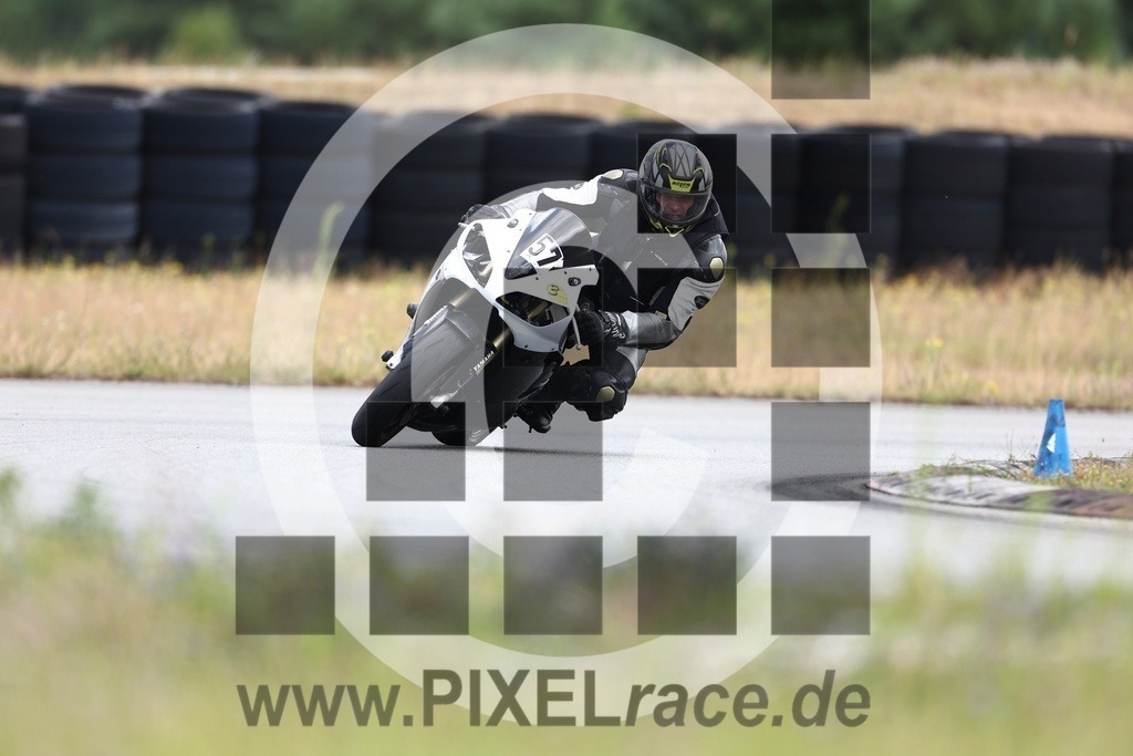 0057-20240713_04898 | Schöne Erinnerungen an spannende Momente - das festzuhalten ist unser Job. PIXELrace.de ist seit 2003 auf den Rennstrecken Europas unterwegs um die Action draußen beim Fahren und die wunderbare Stimmung imm Fahrerlager für euch einzufangen.