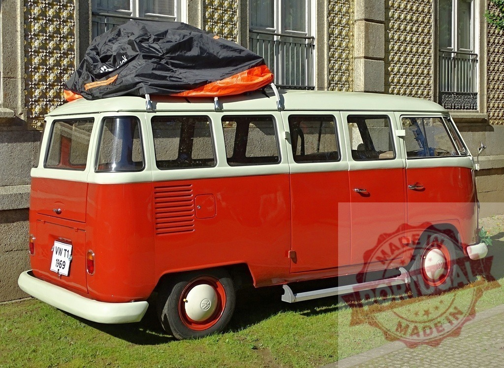 Volkswagen Transporter T1 Kombi van parked outdoors | Retro red and white camper van with roof rack on green grass - Realisiert mit Pictrs.com