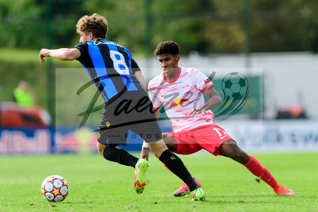 YLLEBR20210928_030 | Fussball, A-Junioren: Arne Engels (Club Brugge KV) und Sanoussy Ba (RB Leipzig) im Zweikampf beim Spiel der UEFA Youth League zwischen RB Leipzig und FC Bruegge im Stadion am Cottaweg am 28.09.2021 in Leipzig, Deutschland. - Realisiert mit Pictrs.com