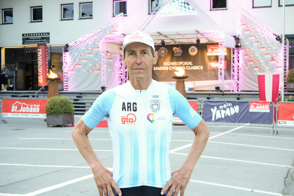 1230_20230817_Bewerb_Maenner_Muehlanger | AUT - OESTERREICH, 2023-08-16: SPORT RENNRAD-FAHREN - 55. INTERNATIONALER RADWELTPOKAL IN ST. JOHANN IN TIROL  - Vintage-Radrennen mit WM-Bronze-Medaillen-Siegerin Christina Schweinberger, den Teilnehmer und Alexander Baumann (vom Orginastions-Team) - TAG 2 BEWERB MAENNER IN SECHS GRUPPEN  ; Foto: Roland Muehlanger