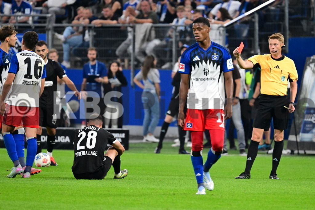KBS Picture_HSV-FCStPauli_045 | v.l. Omari Warmed (HSV) , Pereira Lage Mathias (St.Pauli) , Gocholeishvili Giorgi (HSV) bekommt von Dingert Christian Schiedsrichter die Gelb/Rote Karte ,Sportplatz :  Volksparkstadion,Hamburger Derby, - Realisiert mit Pictrs.com