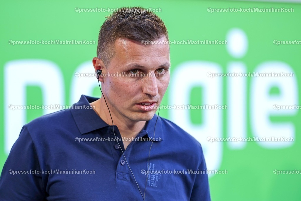 F9510052502118 | 10.05.2025, Fußball, Fortuna Düsseldorf - FC Schalke 04, 2. Fußball Bundesliga, Merkur Spiel-Arena, Saison 2024 2025: Trainer Jakob Fimpel (S04 Cheftrainer) DFB regulations prohibit any use of photographs as image sequences and or quasi-video.