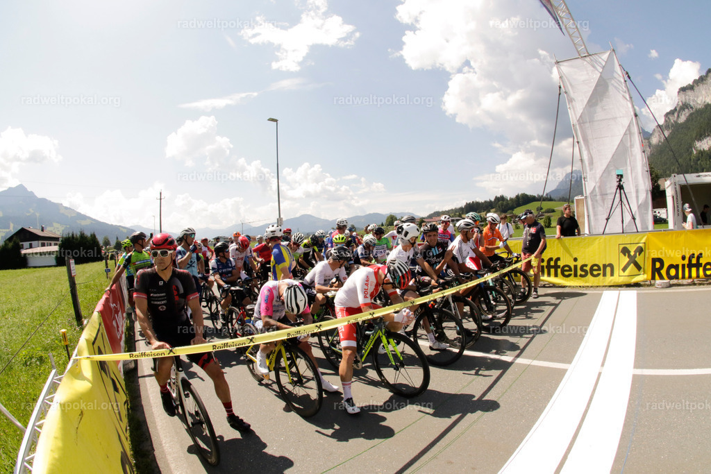 658_20230817_Bewerb_Maenner_Muehlanger | AUT - OESTERREICH, 2023-08-16: SPORT RENNRAD-FAHREN - 55. INTERNATIONALER RADWELTPOKAL IN ST. JOHANN IN TIROL  - Vintage-Radrennen mit WM-Bronze-Medaillen-Siegerin Christina Schweinberger, den Teilnehmer und Alexander Baumann (vom Orginastions-Team) - TAG 2 BEWERB MAENNER IN SECHS GRUPPEN  ; Foto: Roland Muehlanger