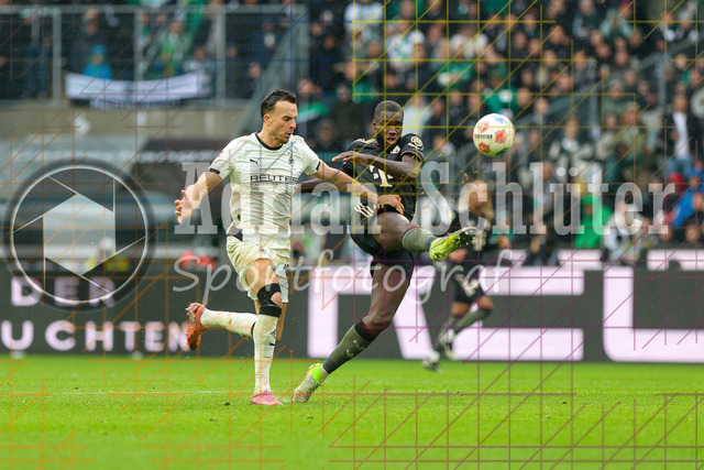 Borussia Mönchengladbach vs FC Bayern München - Bundesliga | Mönchengladbach, Deutschland, 25.10.25:   Haris Tabakovic (Borussia Mönchengladbach) und Dayot Upamecano (FC Bayern München) im Kampf um den Ball waehrend des Spiels der Bundesliga zwischen Borussia Mönchengladbach vs FC Bayern München im Stadion im Borussia Park(Foto von Brauer-Fotoagentur / Adrian Schlueter)