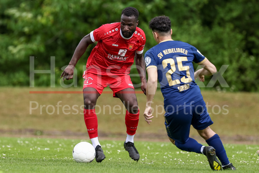 Fussball, Relegation Regionalliga Nord, SV Hemelingen - FSV Schöningen | v.li.: Shamsu Mansaray (FSV Schöningen, 21) und Kerem Sahan (SV Hemelingen, 25) im Zweikampf, Duell, Dynamik, Aktion, Action, Spielszene